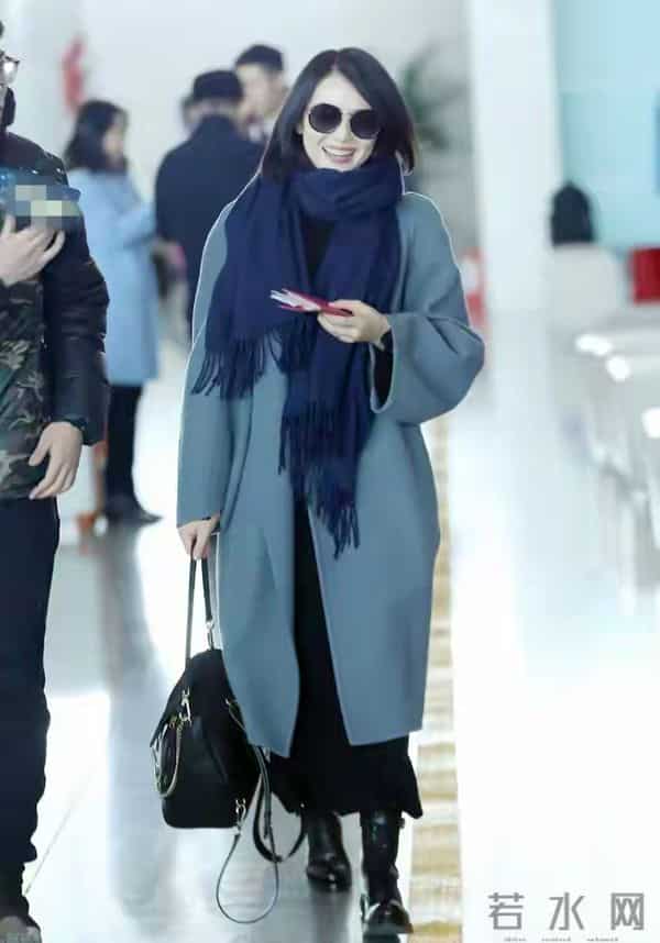 今冬流行的大衣，长款更时髦，搭配直筒裤、半身裙，干练又优雅