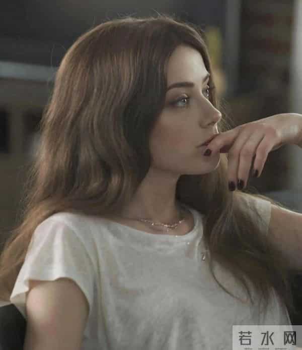 这应该是琥珀姐妆容最淡的一次了，棕色头发搭配浅唇色超性感