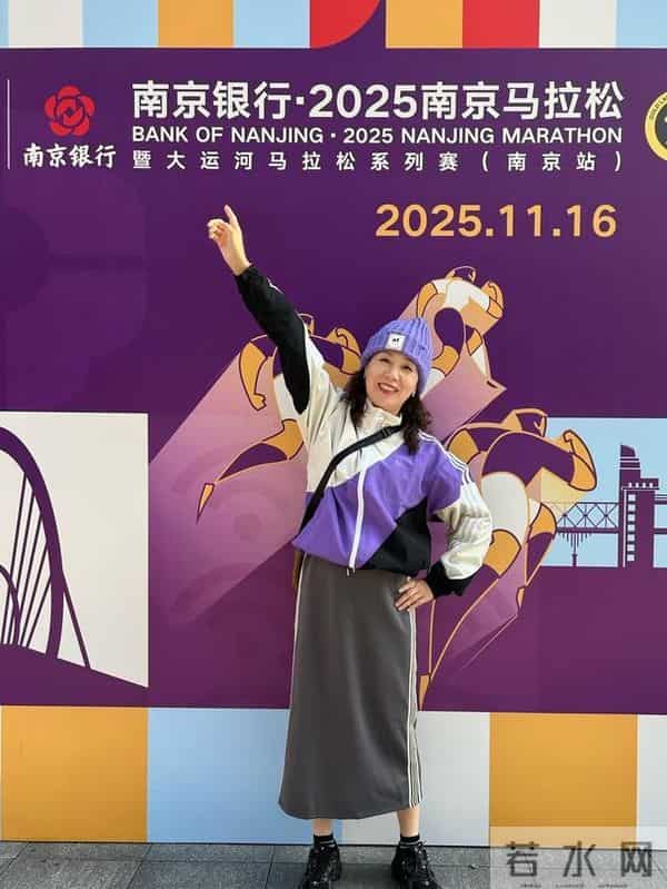 被64岁的南京李阿姨穿搭惊艳到了，撞色上衣+裙子，混搭显年轻