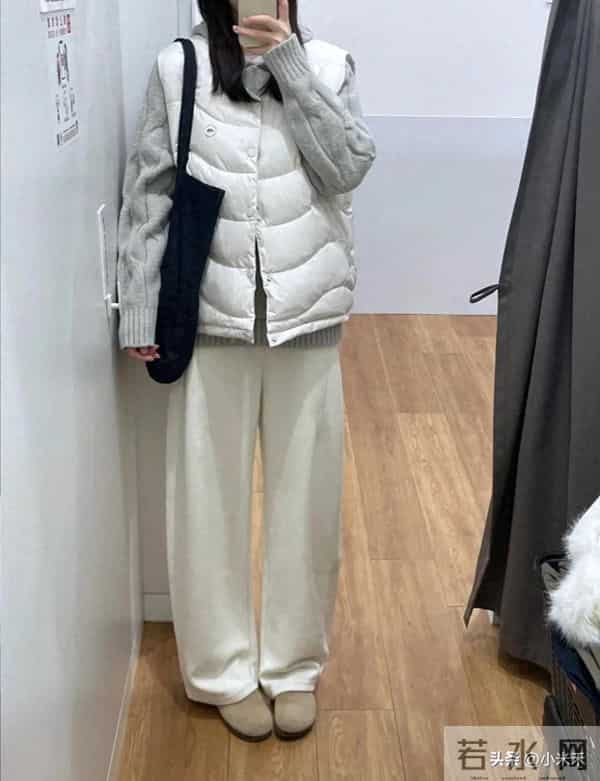 优衣库这组“奶白松弛搭”，把秋冬清爽感焊身上了