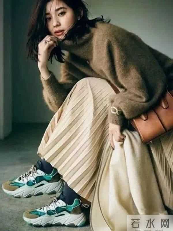 “羊毛衫+长裙”才是最适合40岁女人的秋冬穿搭，优雅显瘦有气质