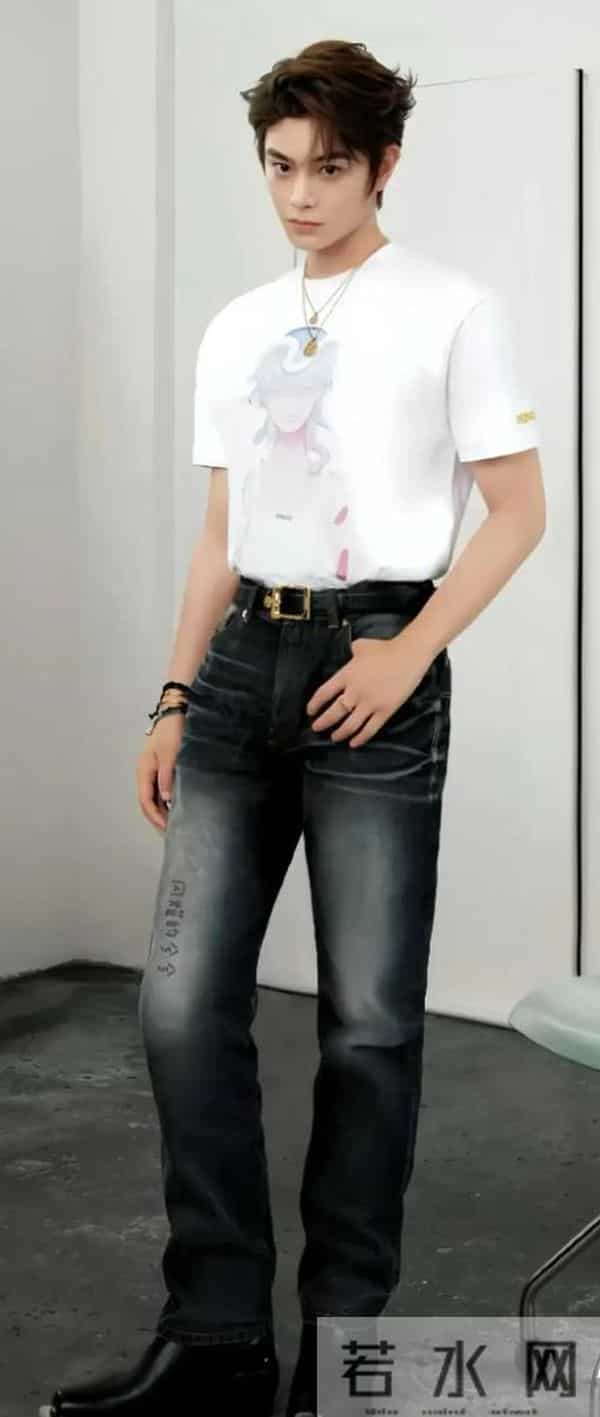 伊能静晒丁禹兮穿上了儿子恩利设计的少年美杜莎，清爽男大即视感