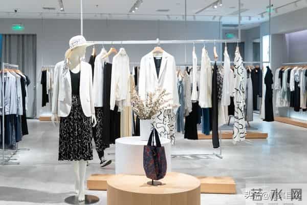 如果一个人还在穿10年前的衣服，说明了3个问题