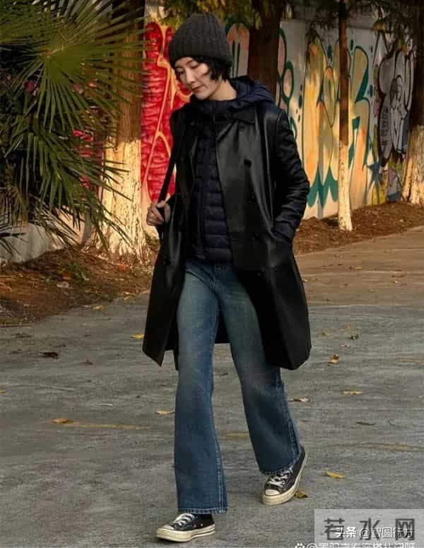 标题：“排骨羽绒服”成冬季爆款。