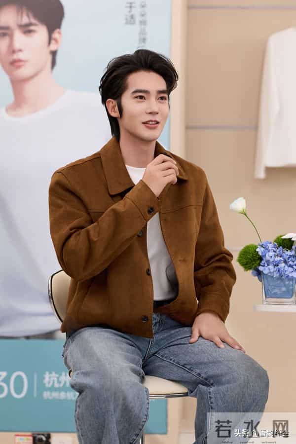 12月首日暖意拉满！于适穿“匠心针线”把温柔焊在穿搭里。