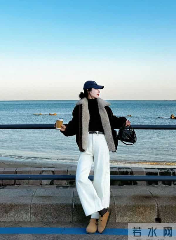 “棕调羊羔毛外套+米白阔腿裤”，秋冬这么搭，松弛又出片~