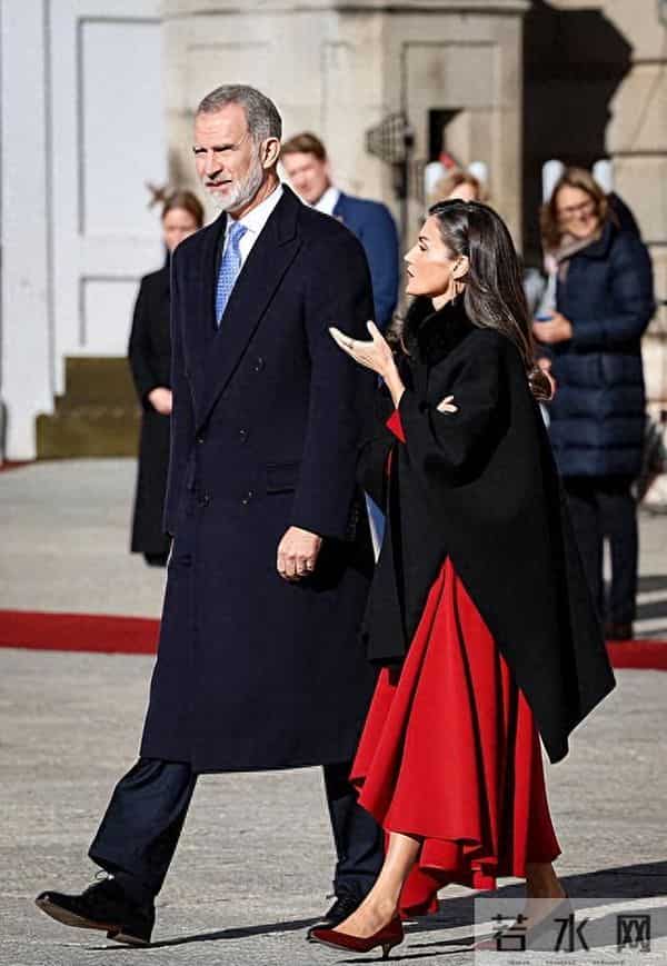 西班牙王后欢迎德国总统太美艳了！红裙配斗篷太好看，光腿真抗冻