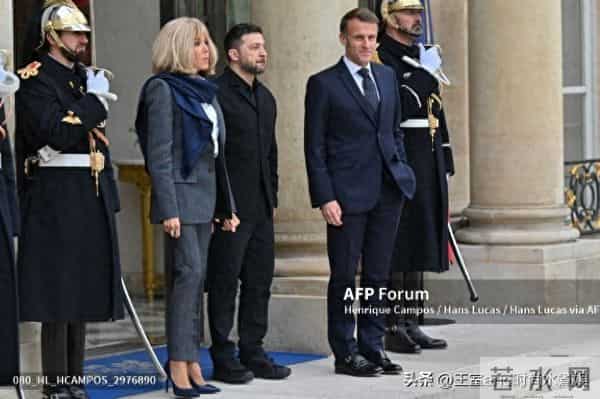 72岁布丽吉特欢迎乌克兰夫人！穿灰西装，踩10cm细高跟，嫩如少女