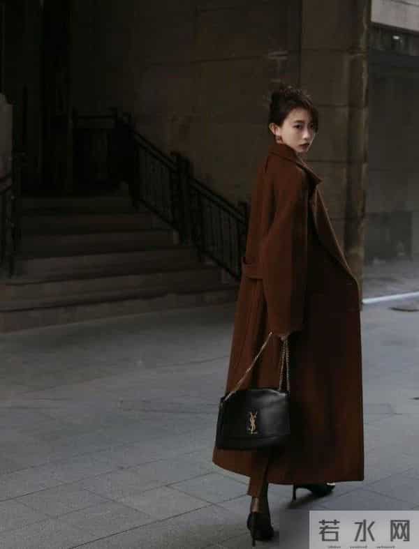 今年秋冬的流行色，为什么非“棕色”莫属？看完上海街拍就知道了