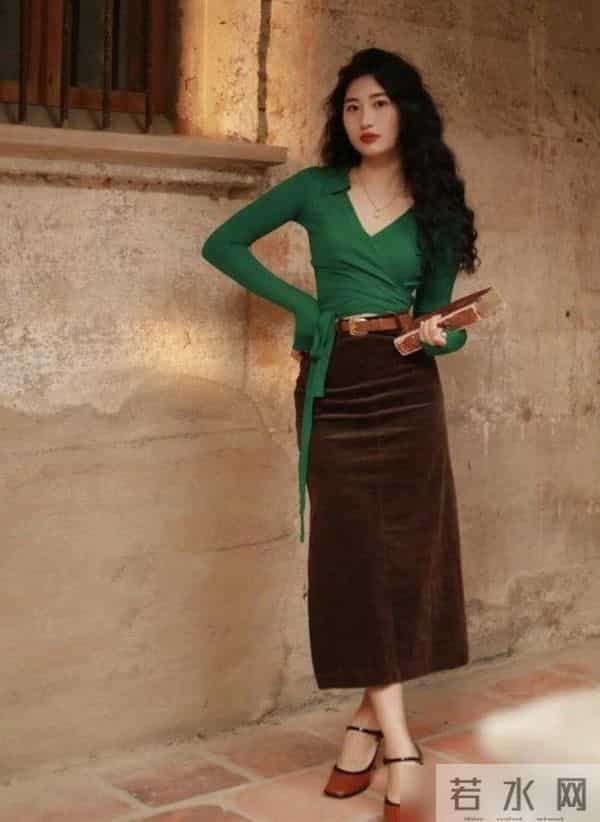 今年秋冬的流行色，为什么非“棕色”莫属？看完上海街拍就知道了