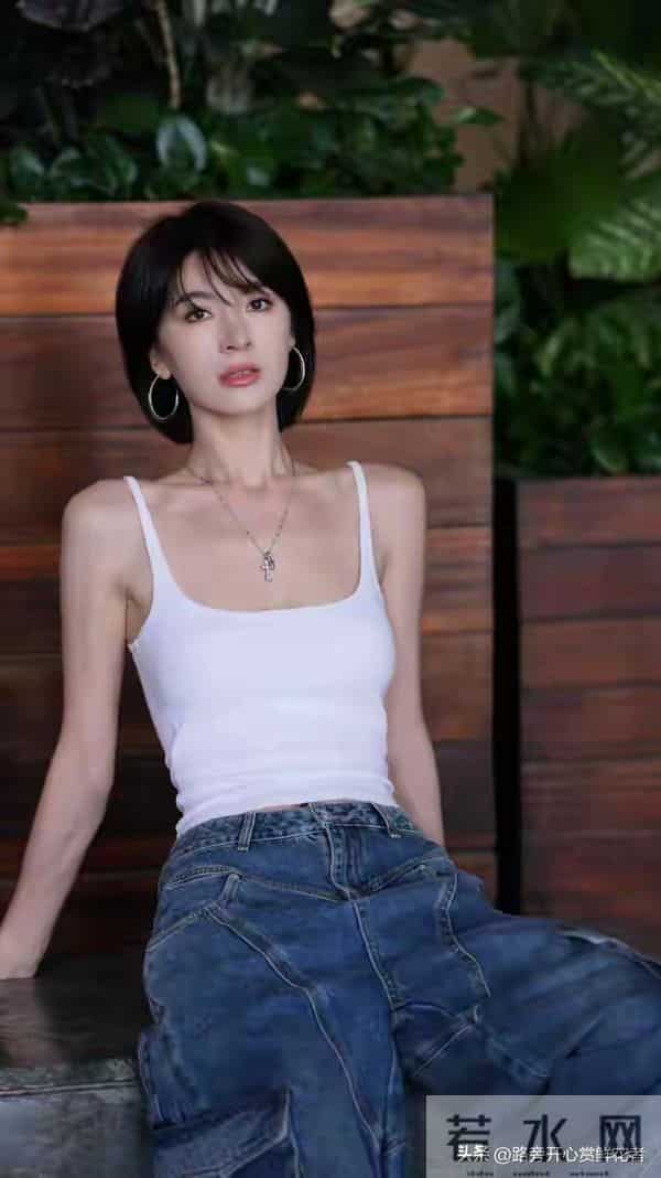 蒋菲菲白色小吊带牛仔裤穿搭，这真是魔鬼身材