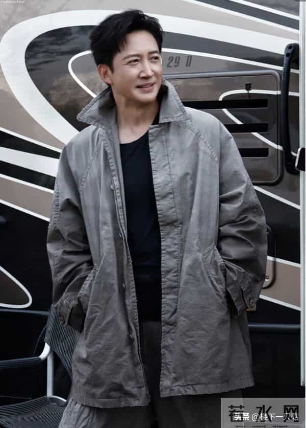 王阳新剧杀青 黑背心配大衣 胸肌发达 肌肉线条流畅 47岁像27岁帅小伙