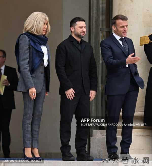 72岁布丽吉特欢迎乌克兰夫人！穿灰西装，踩10cm细高跟，嫩如少女