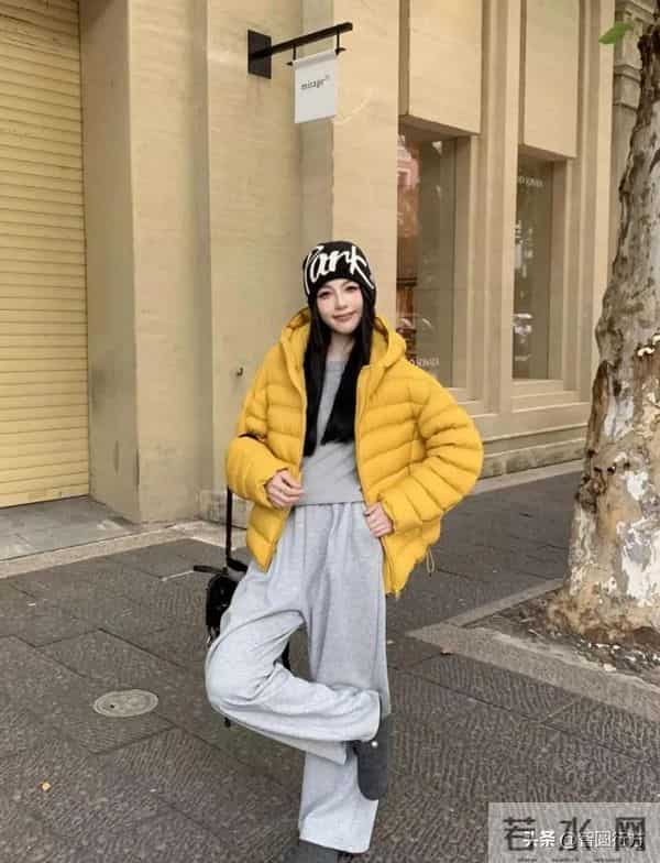 标题：“排骨羽绒服”成冬季爆款。