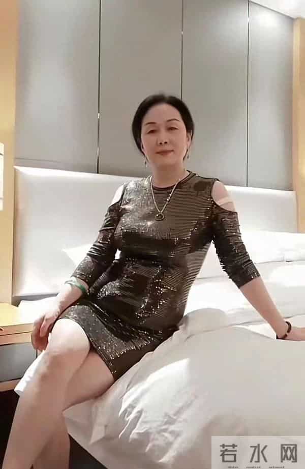 清晨试穿新旗袍，镜中女子似当年，广场舞队伍里我最亮眼