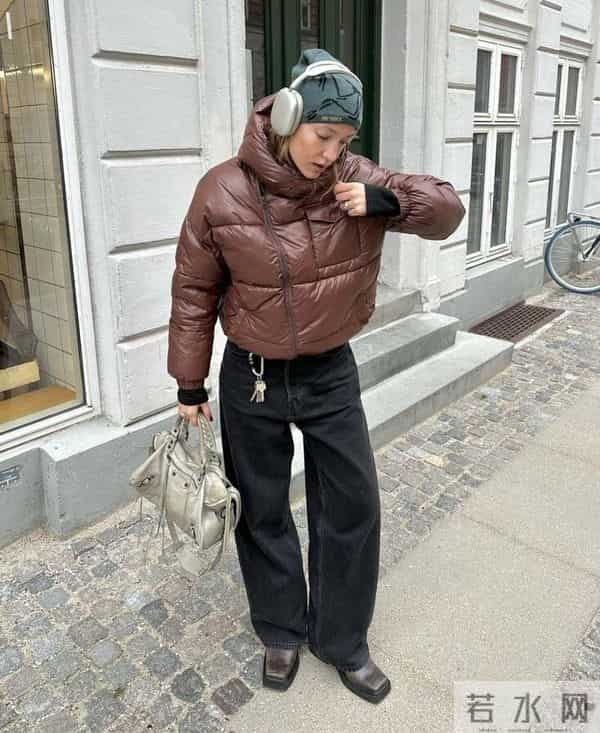 羽绒服+牛仔裤=冬天王炸CP！明星平民都在穿，保暖时髦还不挑人！