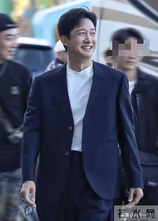 王阳新剧杀青 黑背心配大衣 胸肌发达 肌肉线条流畅 47岁像27岁帅小伙