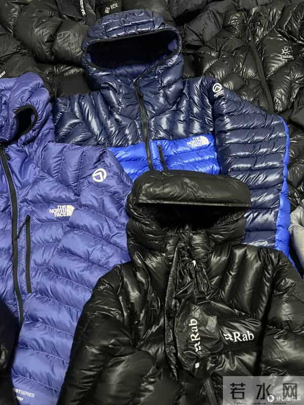 从“奶奶款”到潮流单品：排骨羽绒服为何成为今冬宠儿？附清单