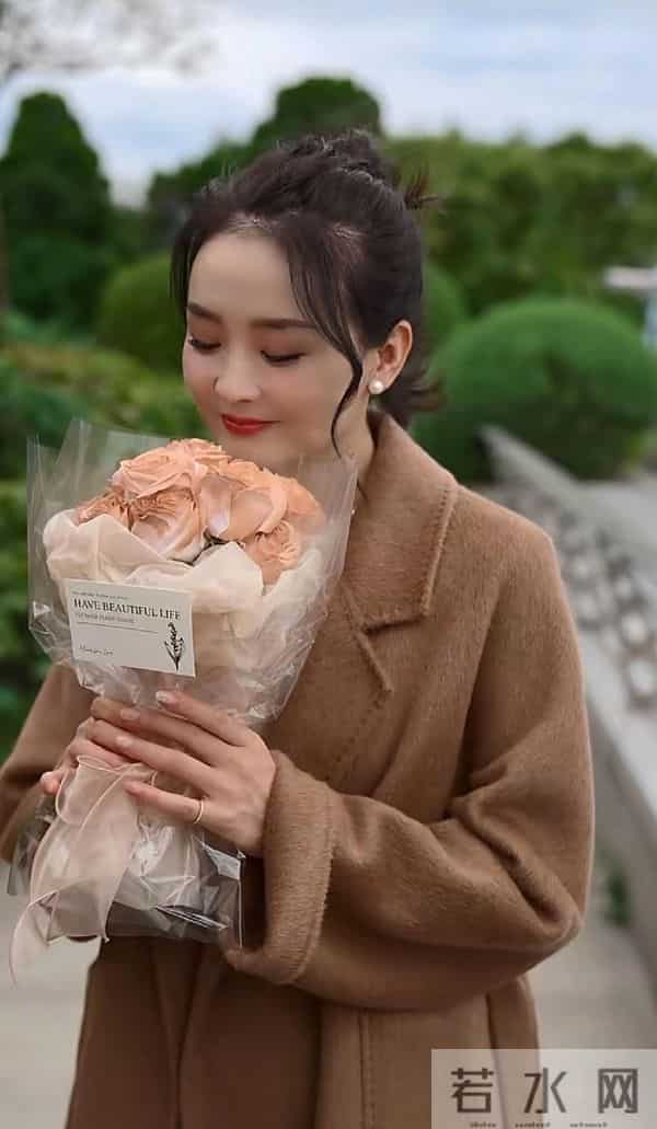 51岁王艳穿毛呢外套配阔腿裤，31岁青春模样让人羡慕