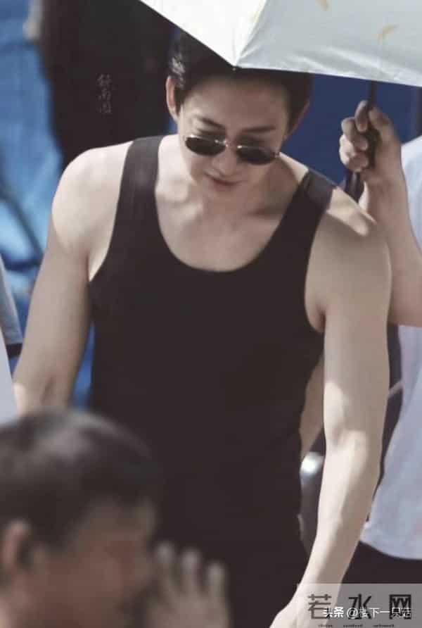 王阳新剧杀青 黑背心配大衣 胸肌发达 肌肉线条流畅 47岁像27岁帅小伙