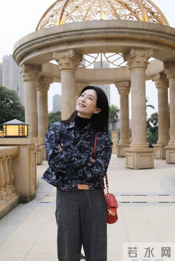 极简风穿搭的三个特点：简约、干净、利落的设计，休闲舒适又时尚