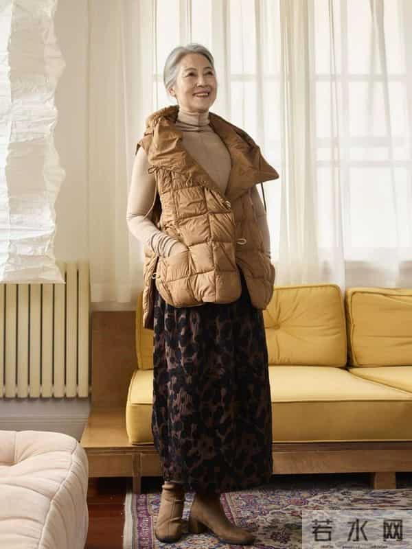 这才是60+女人的打扮，不浮夸不装嫩，以简约的装扮穿出优雅气质