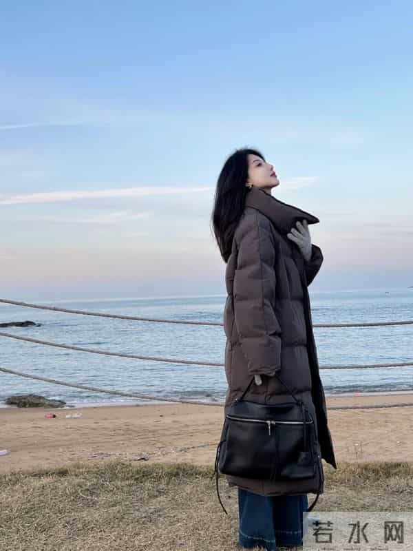 “灰色长款羽绒服+阔腿裤”，时尚又保暖，再冷都不怕！