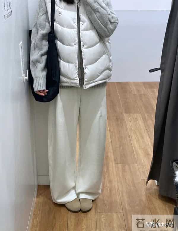 优衣库这组“奶白松弛搭”，把秋冬清爽感焊身上了
