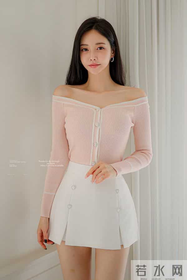 「甜欲轻熟少女风」把粉色的柔甜和露肤细节的小性感揉得又乖又媚