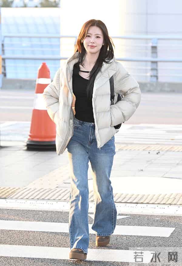 羽绒服+牛仔裤=冬天王炸CP！明星平民都在穿，保暖时髦还不挑人！