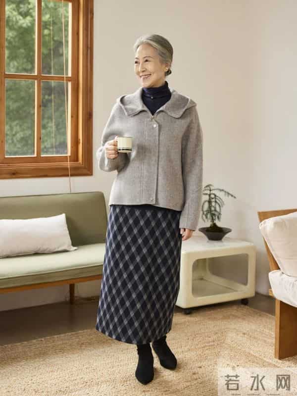 这才是60+女人的打扮，不浮夸不装嫩，以简约的装扮穿出优雅气质