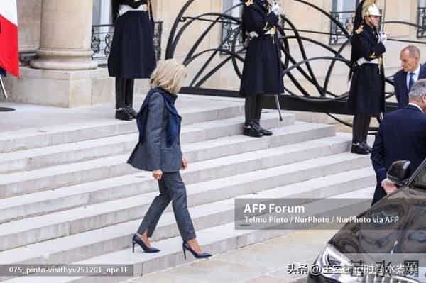 72岁布丽吉特欢迎乌克兰夫人！穿灰西装，踩10cm细高跟，嫩如少女