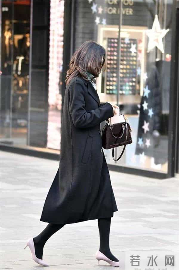 冬季里搭配尖头细跟鞋，看出美女是真的不怕冷，也很会搭配自己