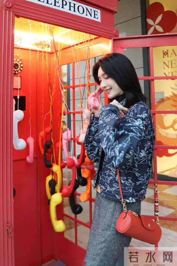 极简风穿搭的三个特点：简约、干净、利落的设计，休闲舒适又时尚