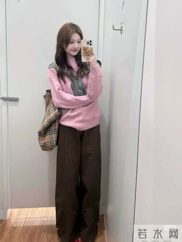 优衣库粉色毛衣+棕咖色直筒裤！