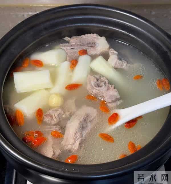 冬天裤脚全是白屑？别慌！身体乳+食疗双管齐下，皮肤嫩到掐出水