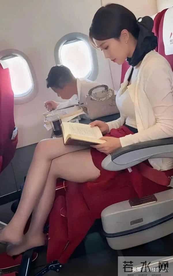 天呐，第一次见比空姐还漂亮的乘客，这穿搭妆容一看就是贵妇