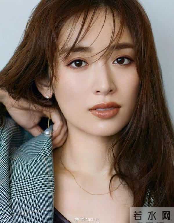 今冬绝美“配色”大赏！这两个颜色，为什么又被热捧？