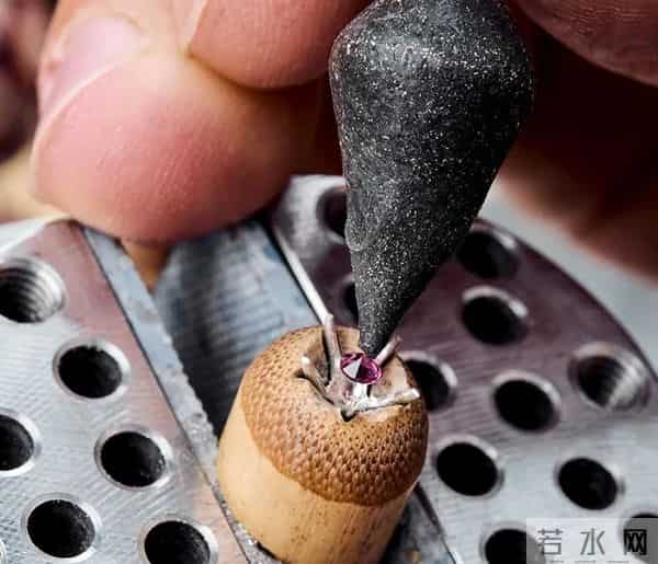 『珠宝』Hemmerle 推出 Scabiosa Stellata 铜制耳环：星芒松虫草