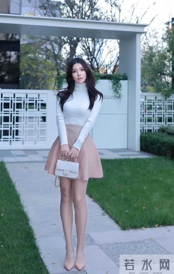 白色高领长袖上衣+粉裙+光泽袜，温柔甜美、舒适又时尚的气质穿搭