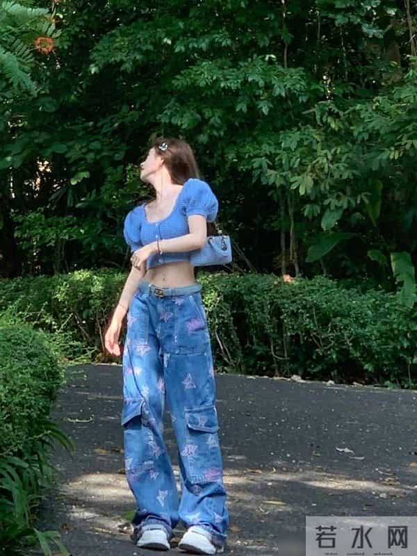 鞠婧祎的王牌搭配!时尚个性的穿搭秘诀,吊带背心搭配宽松牛仔裤