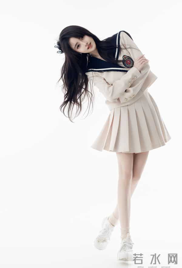 百褶裙+老爹鞋，这组学院风是甜妹的元气密码