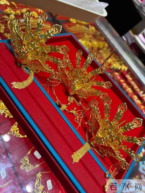 空心又显大，5万元内置办华丽“五金”！品牌金价超1300元-克，5D硬金首饰成结婚“香饽饽”