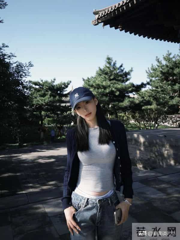 最喜欢这种“高冷”风穿搭，藏蓝色开衫+牛仔裤，给人以想象空间