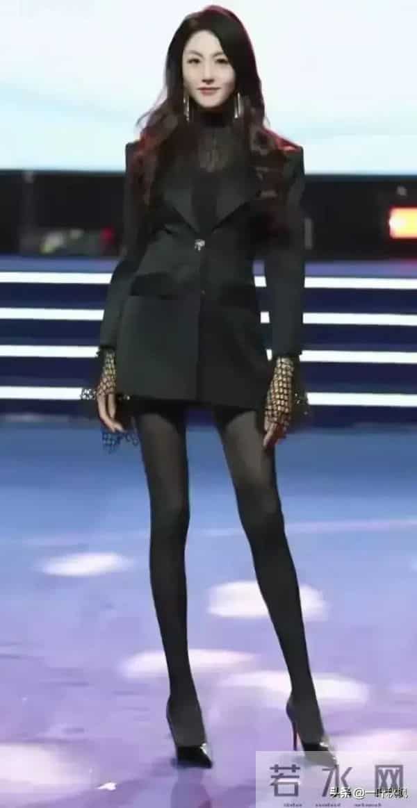 评委比模特都要漂亮，身材简直是天花板，身材高挑，气质优雅迷人