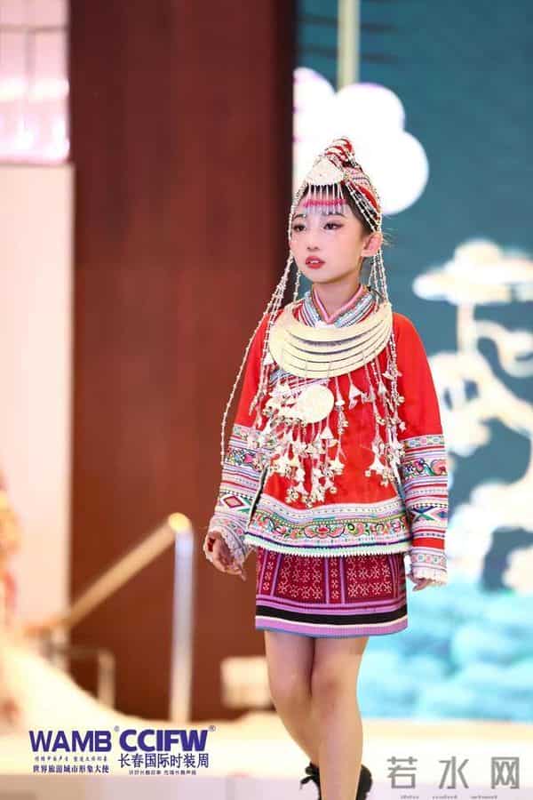 2025长春国际时装周 “落音”品牌年度首秀演绎冰雪风尚