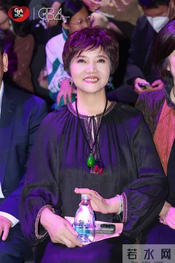 大湾区科技时尚文化周莨荘香云纱以“五行幻境”开启国际时尚对话