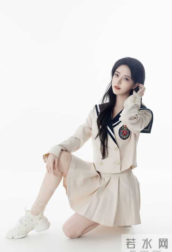 百褶裙+老爹鞋，这组学院风是甜妹的元气密码