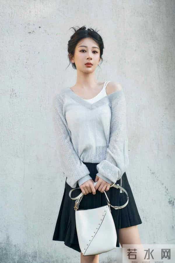 杨紫轻熟风穿搭迎接立秋，不如古力娜扎格林系穿搭更显高级