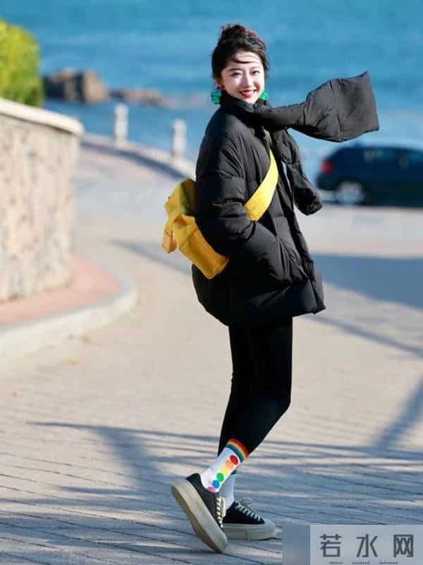 被杭州街拍惊艳了！满街都是“冬服+瑜伽裤”，洋气时髦又保暖
